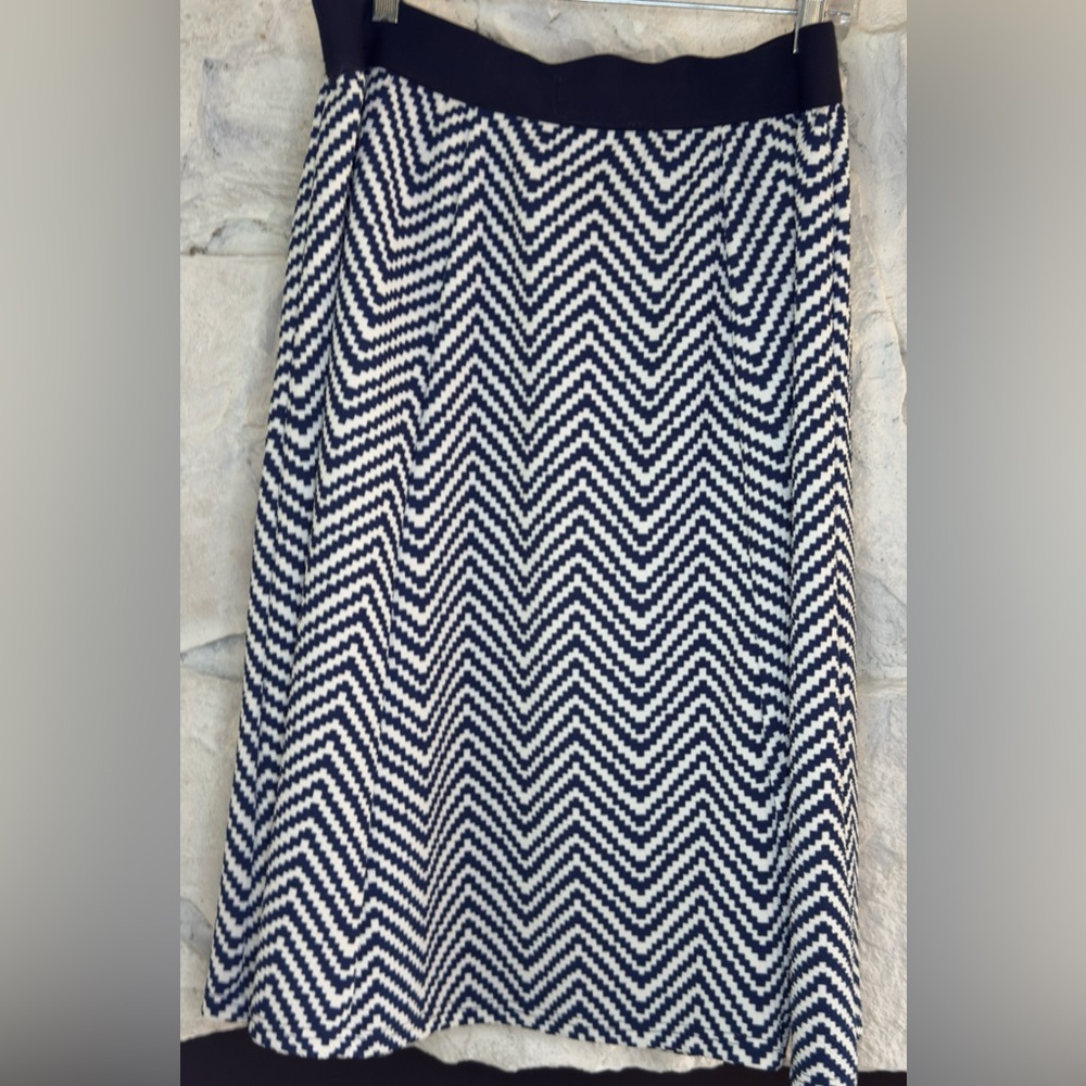Metro Wear | Women’s Blue and White Chevron Pattern Skirt Size Large